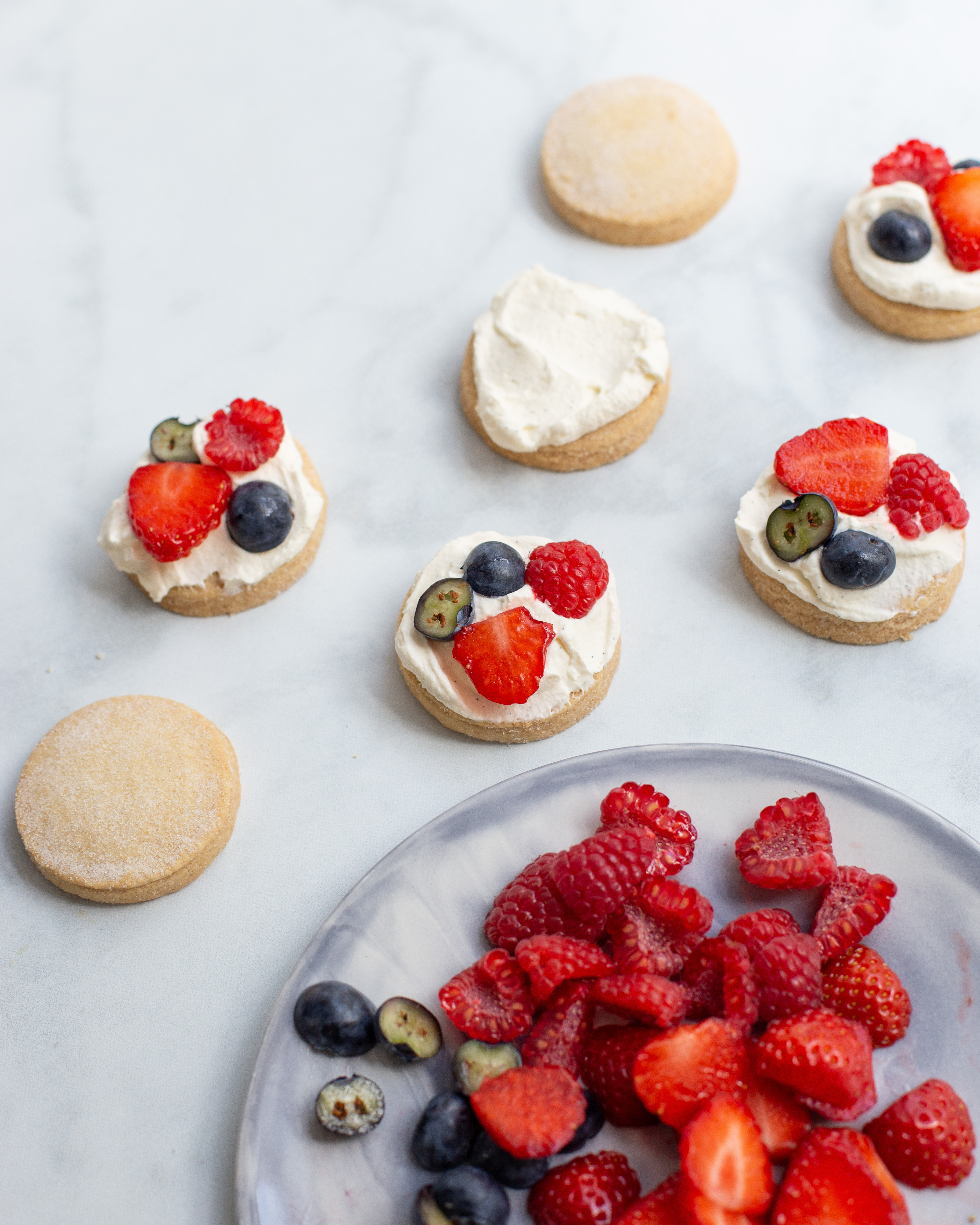 Top the shortbread rounds with your berries