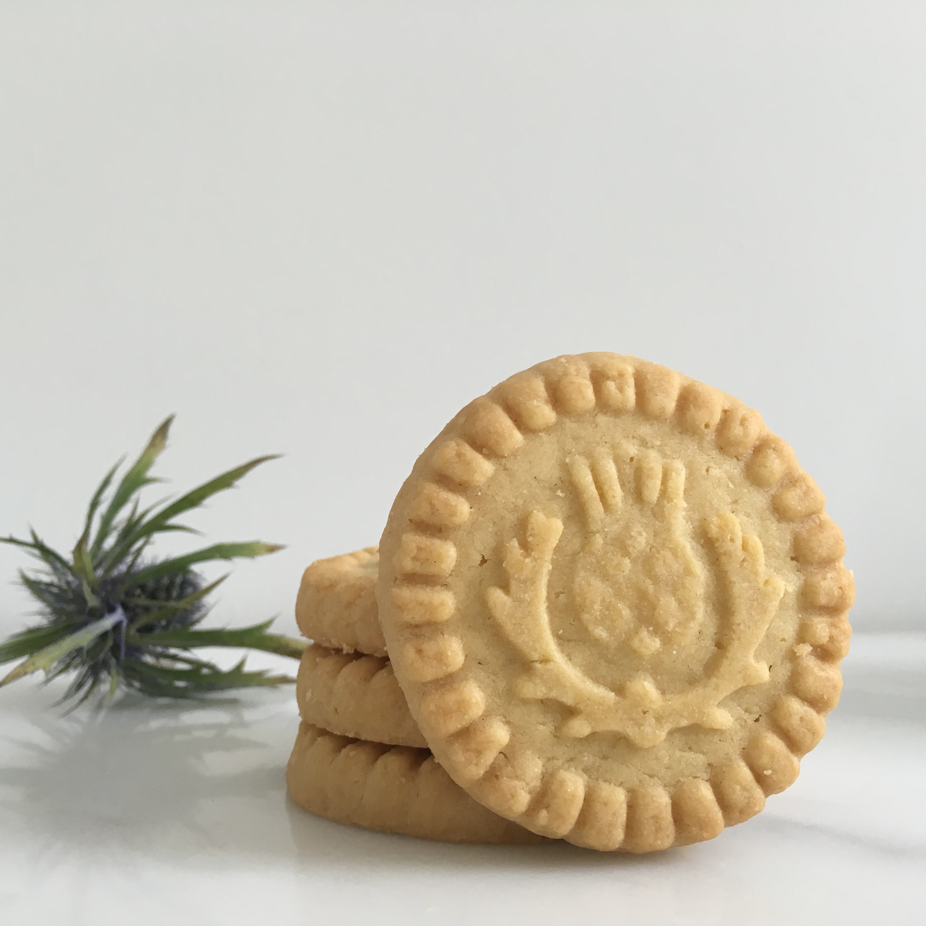Walkers and Glenfiddich Whisky Shortbread rounds with a thistle